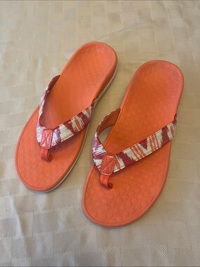 Vionic Coral Orange Patterned Strap Flip Flops size 9